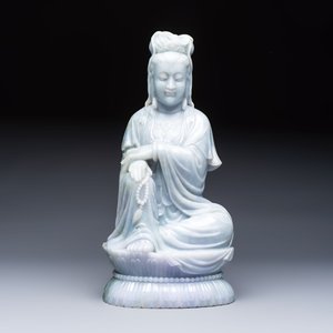 An exceptional and large Chinese carved pale lavender jadeite Guanyin on a wooden stand, Republic — 照片 2
