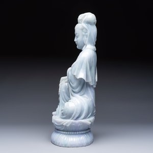 An exceptional and large Chinese carved pale lavender jadeite Guanyin on a wooden stand, Republic — 照片 3