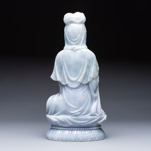 An exceptional and large Chinese carved pale lavender jadeite Guanyin on a wooden stand, Republic — 照片 4