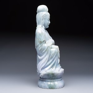 An exceptional and large Chinese carved pale lavender jadeite Guanyin on a wooden stand, Republic — 照片 5