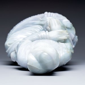 An exceptional and large Chinese carved pale lavender jadeite Guanyin on a wooden stand, Republic — 照片 6