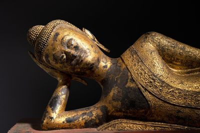 An exceptional and large gilt-lacquered bronze figure of the reclining Parinirvana Buddha, Thailand, 18th C. — 照片 1