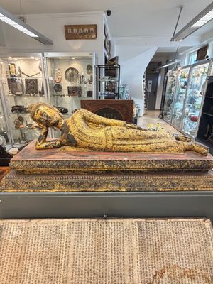 An exceptional and large gilt-lacquered bronze figure of the reclining Parinirvana Buddha, Thailand, 18th C. — 照片 2