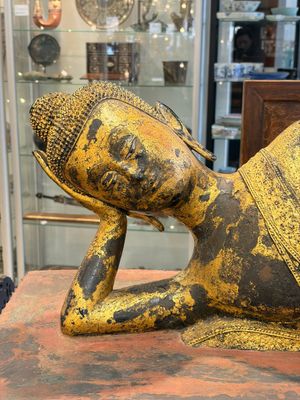 An exceptional and large gilt-lacquered bronze figure of the reclining Parinirvana Buddha, Thailand, 18th C. — 照片 3
