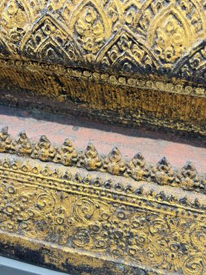 An exceptional and large gilt-lacquered bronze figure of the reclining Parinirvana Buddha, Thailand, 18th C. — 照片 38
