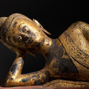An exceptional and large gilt-lacquered bronze figure of the reclining Parinirvana Buddha, Thailand, 18th C. — 照片 1