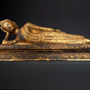 An exceptional and large gilt-lacquered bronze figure of the reclining Parinirvana Buddha, Thailand, 18th C. — 照片 2