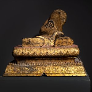 An exceptional and large gilt-lacquered bronze figure of the reclining Parinirvana Buddha, Thailand, 18th C. — 照片 3