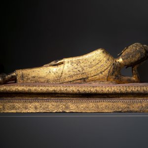 An exceptional and large gilt-lacquered bronze figure of the reclining Parinirvana Buddha, Thailand, 18th C. — 照片 4