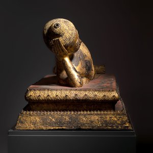 An exceptional and large gilt-lacquered bronze figure of the reclining Parinirvana Buddha, Thailand, 18th C. — 照片 5