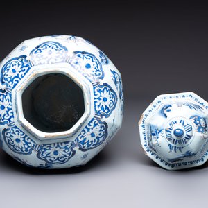 An exceptional blue, white and manganese Dutch Delft Transitional style chinoiserie vase and cover, 17th C. — photo 6