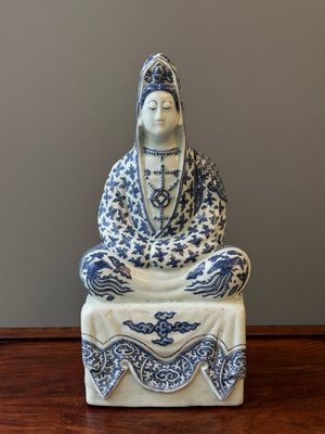 An exceptional Chinese blue and white porcelain figure of Guanyin, Wanli — 照片 1