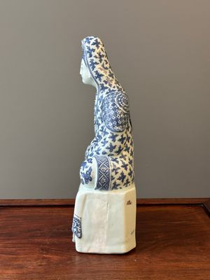 An exceptional Chinese blue and white porcelain figure of Guanyin, Wanli — 照片 2