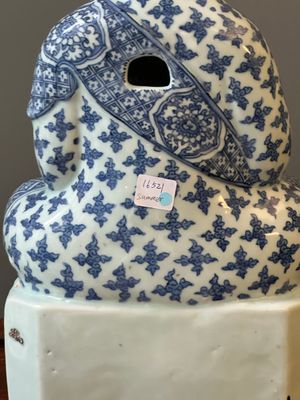 An exceptional Chinese blue and white porcelain figure of Guanyin, Wanli — 照片 3