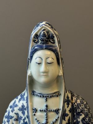 An exceptional Chinese blue and white porcelain figure of Guanyin, Wanli — 照片 6