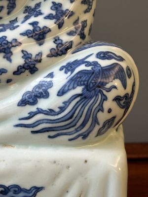 An exceptional Chinese blue and white porcelain figure of Guanyin, Wanli — 照片 7