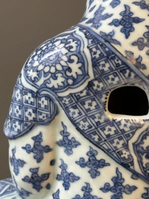 An exceptional Chinese blue and white porcelain figure of Guanyin, Wanli — 照片 9