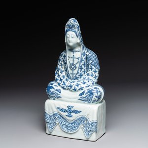 An exceptional Chinese blue and white porcelain figure of Guanyin, Wanli — 照片 1