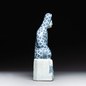 An exceptional Chinese blue and white porcelain figure of Guanyin, Wanli — 照片 12