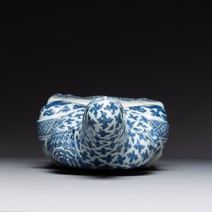 An exceptional Chinese blue and white porcelain figure of Guanyin, Wanli — 照片 13