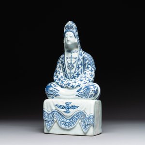 An exceptional Chinese blue and white porcelain figure of Guanyin, Wanli — 照片 2