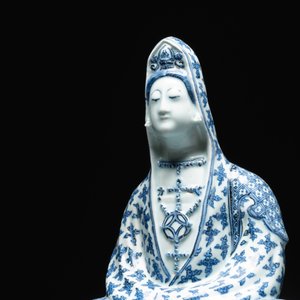 An exceptional Chinese blue and white porcelain figure of Guanyin, Wanli — 照片 3