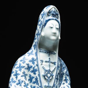 An exceptional Chinese blue and white porcelain figure of Guanyin, Wanli — 照片 4
