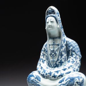 An exceptional Chinese blue and white porcelain figure of Guanyin, Wanli — 照片 5