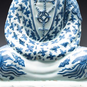An exceptional Chinese blue and white porcelain figure of Guanyin, Wanli — 照片 6