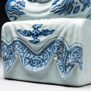 An exceptional Chinese blue and white porcelain figure of Guanyin, Wanli — 照片 7