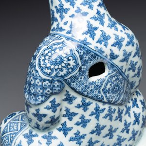 An exceptional Chinese blue and white porcelain figure of Guanyin, Wanli — 照片 8