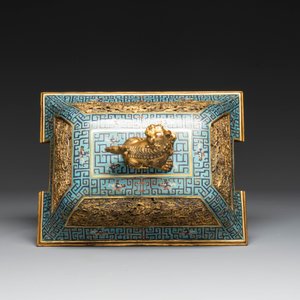 An exceptional Chinese cloisonné ‘Taotie’ censer and cover, 'fang ding 方鼎', Qianlong — photo 7