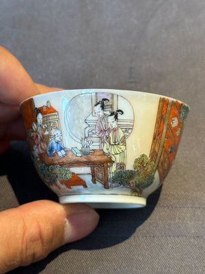 An exceptional Chinese famille rose semi-eggshell porcelain cup and saucer with fine figural design, Yongzheng — foto 11