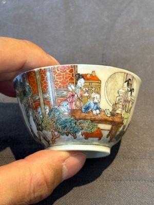 An exceptional Chinese famille rose semi-eggshell porcelain cup and saucer with fine figural design, Yongzheng — foto 12