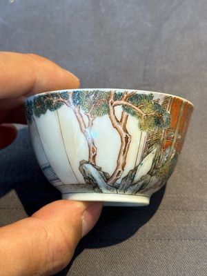 An exceptional Chinese famille rose semi-eggshell porcelain cup and saucer with fine figural design, Yongzheng — foto 14