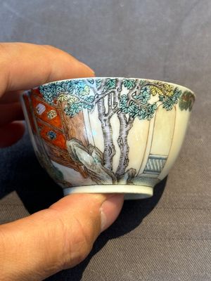 An exceptional Chinese famille rose semi-eggshell porcelain cup and saucer with fine figural design, Yongzheng — foto 16