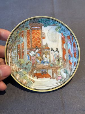An exceptional Chinese famille rose semi-eggshell porcelain cup and saucer with fine figural design, Yongzheng — foto 2