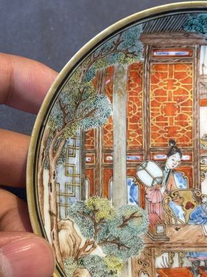 An exceptional Chinese famille rose semi-eggshell porcelain cup and saucer with fine figural design, Yongzheng — foto 5