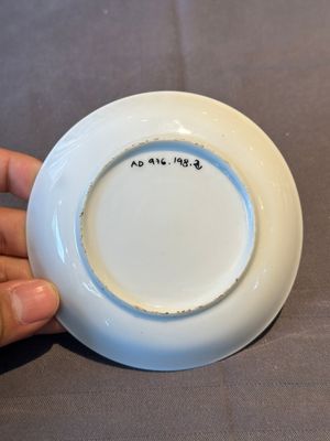 An exceptional Chinese famille rose semi-eggshell porcelain cup and saucer with fine figural design, Yongzheng — foto 8