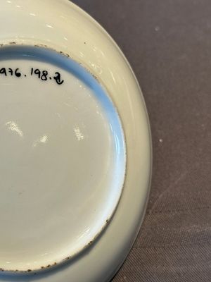 An exceptional Chinese famille rose semi-eggshell porcelain cup and saucer with fine figural design, Yongzheng — foto 10