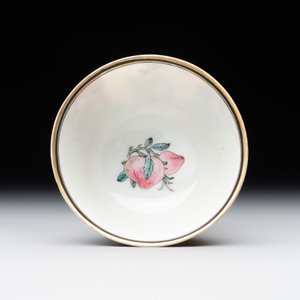 An exceptional Chinese famille rose semi-eggshell porcelain cup and saucer with fine figural design, Yongzheng — foto 8
