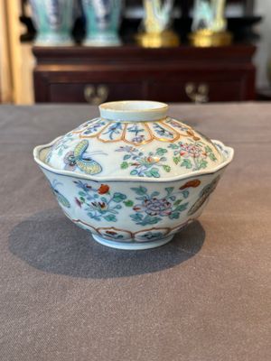 An exceptional Chinese gilt-decorated doucai and famille rose covered bowl with butterflies and floral design, Jiaqing mark and of the period — foto 1