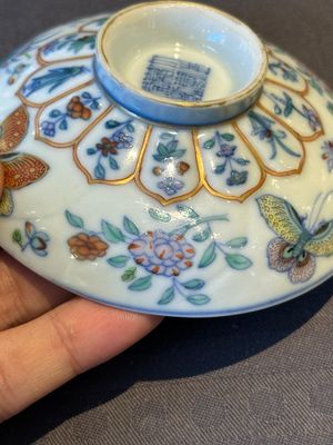 An exceptional Chinese gilt-decorated doucai and famille rose covered bowl with butterflies and floral design, Jiaqing mark and of the period — foto 11