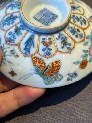 An exceptional Chinese gilt-decorated doucai and famille rose covered bowl with butterflies and floral design, Jiaqing mark and of the period — foto 12