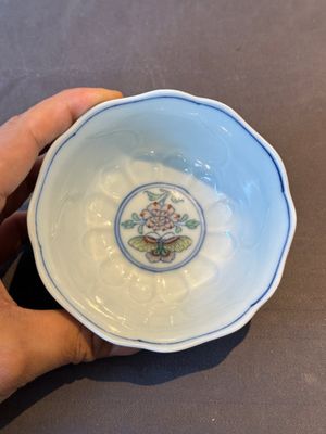 An exceptional Chinese gilt-decorated doucai and famille rose covered bowl with butterflies and floral design, Jiaqing mark and of the period — foto 14