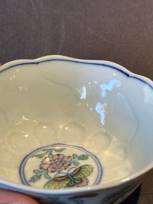 An exceptional Chinese gilt-decorated doucai and famille rose covered bowl with butterflies and floral design, Jiaqing mark and of the period — foto 16
