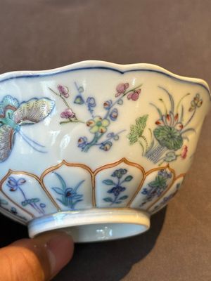 An exceptional Chinese gilt-decorated doucai and famille rose covered bowl with butterflies and floral design, Jiaqing mark and of the period — foto 17