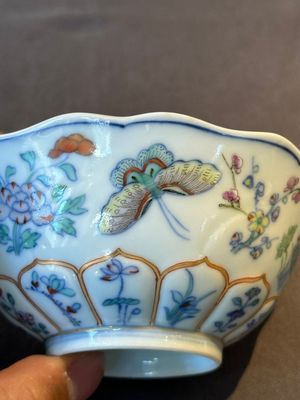 An exceptional Chinese gilt-decorated doucai and famille rose covered bowl with butterflies and floral design, Jiaqing mark and of the period — foto 18