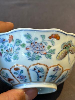 An exceptional Chinese gilt-decorated doucai and famille rose covered bowl with butterflies and floral design, Jiaqing mark and of the period — foto 19