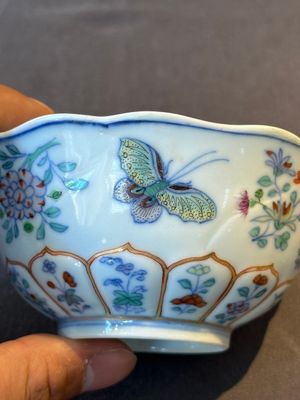 An exceptional Chinese gilt-decorated doucai and famille rose covered bowl with butterflies and floral design, Jiaqing mark and of the period — foto 20